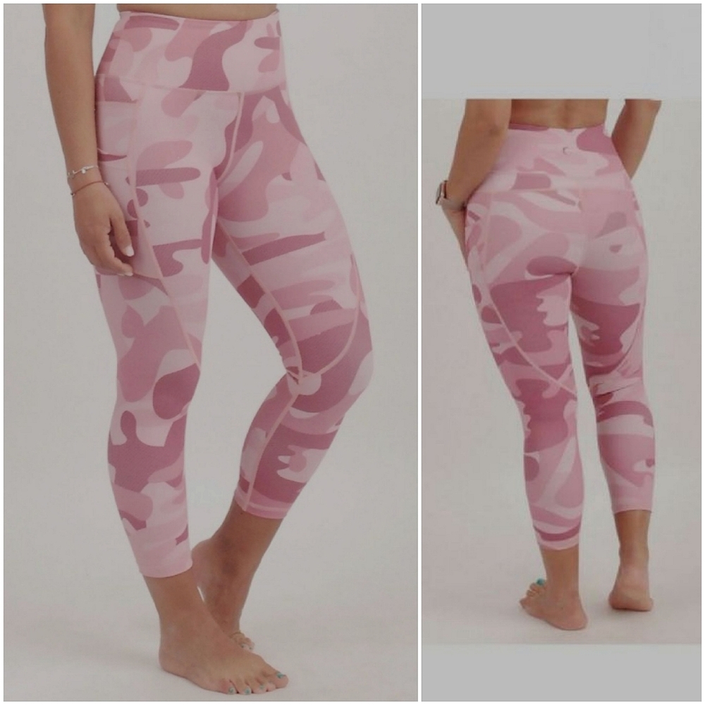 Zyia Light & Tight Pink Camo Crop Tight Legging